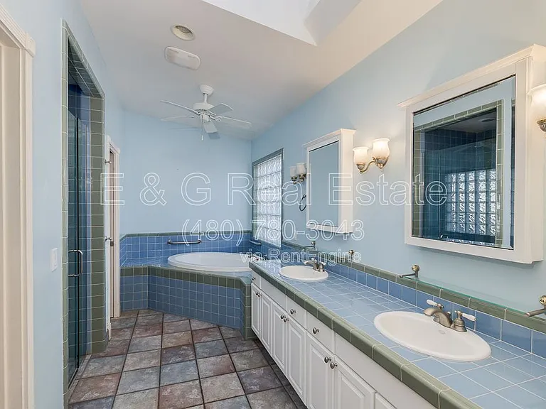 526 E Flynn Ln — Photo 20