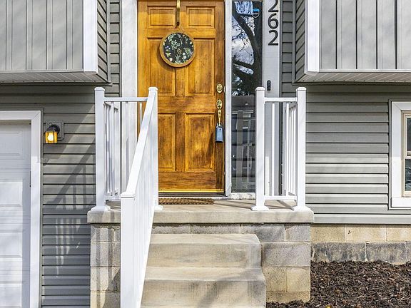 4th image of 262 Ainsworth Ave