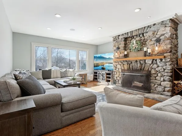 285 Pendar Rd, North Kingstown, RI 02852