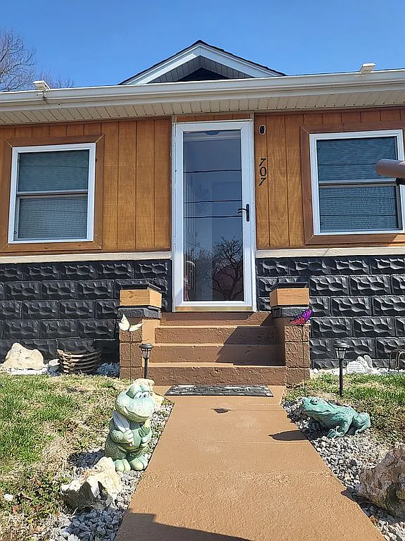 707 Condit Ave photo 1