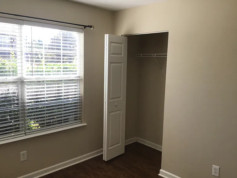 604 Sydney Ct — Photo 18