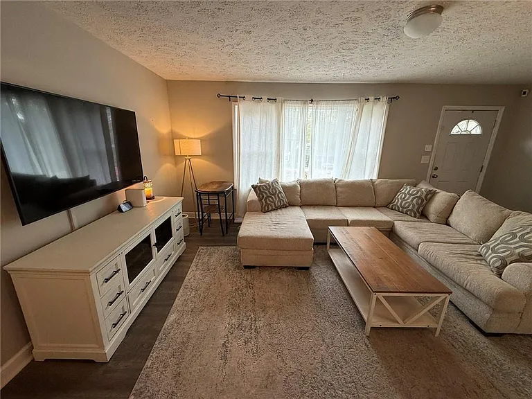 1110 Mountain View Dr — Photo 2
