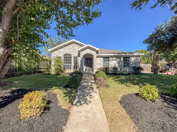 8100 Malibu Sun Dr, Fort Worth, TX 76137