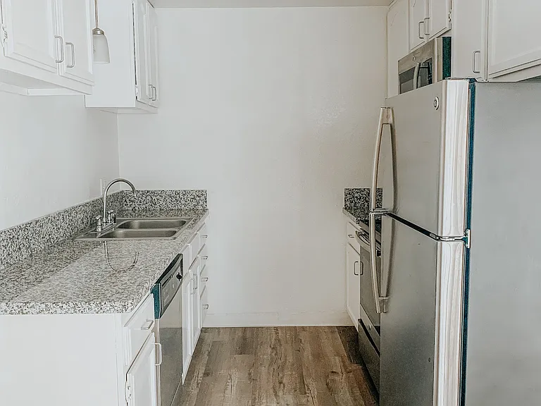Amberwood Apartments — Photo 11