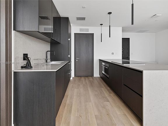 2nd image of 20 NE 11th 4701 Miami #4701