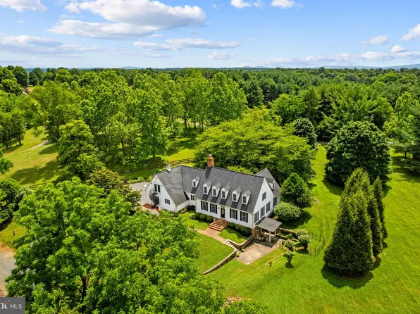 19725 Woodtrail Rd, Round Hill, VA 20141