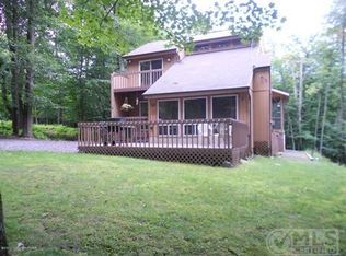 10 John Dr, Gouldsboro, PA 18424