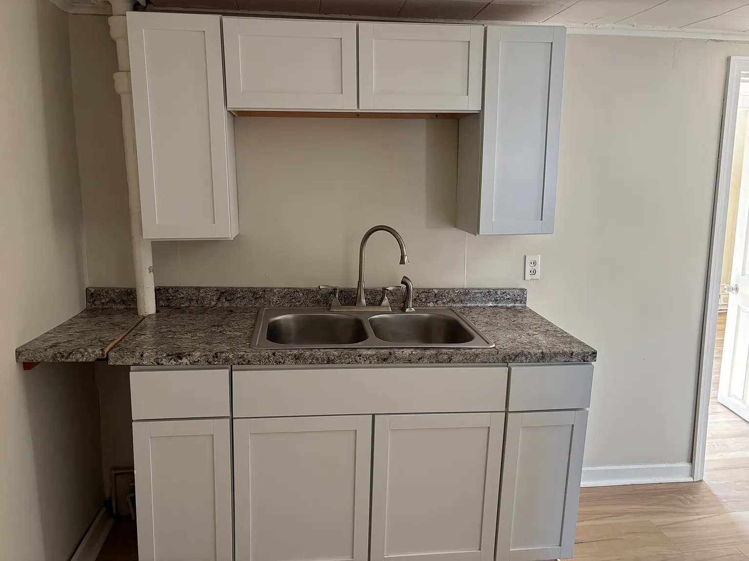 1 bed, 400 sqft, $1,000 — Photo 3