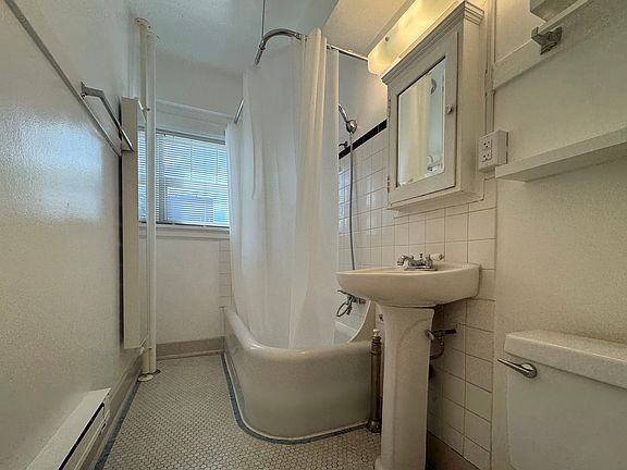 5th image of 1633 Melrose Ave #0B-1Ba-360Sqft