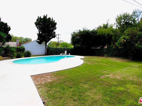 4th image of 6815 Encino Ave