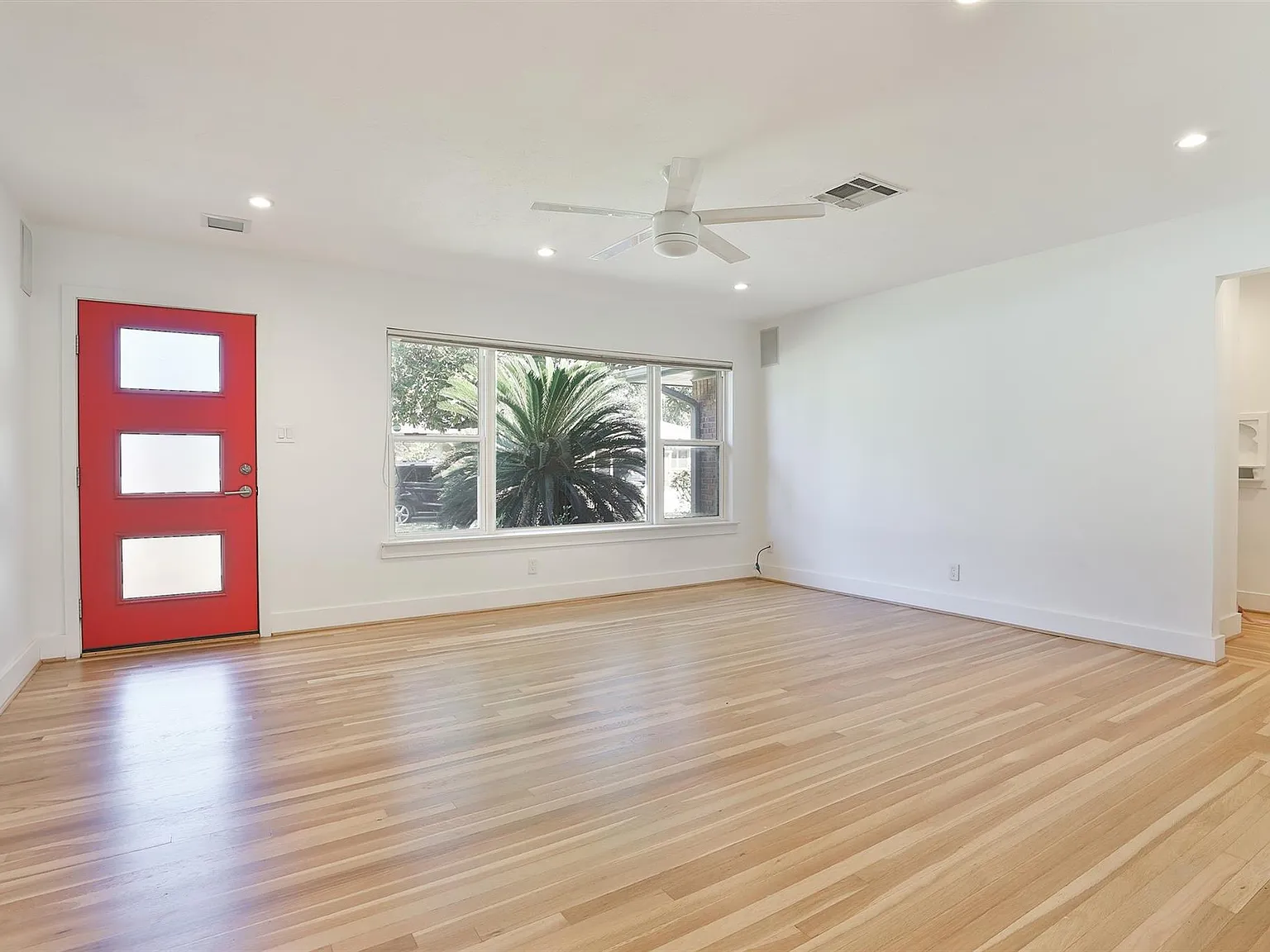 3 bed, 1.0 bath, 1442 sqft, $3,000 — Photo 4