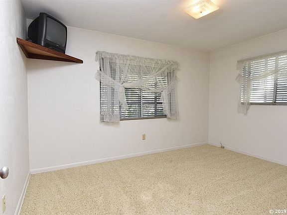 5th image of 927 NE 10th Ave