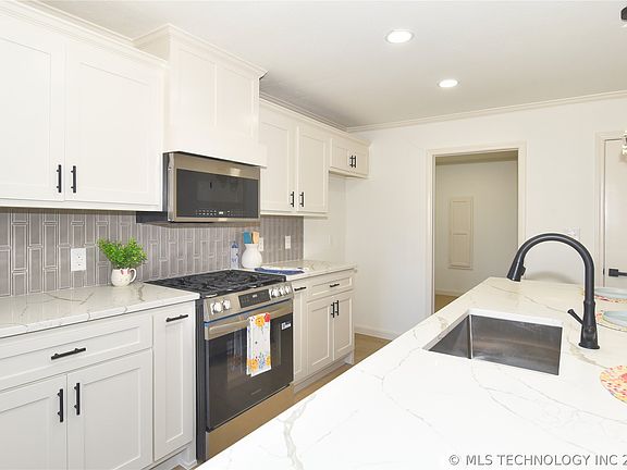 5th image of 2419 W Driftwood Dr