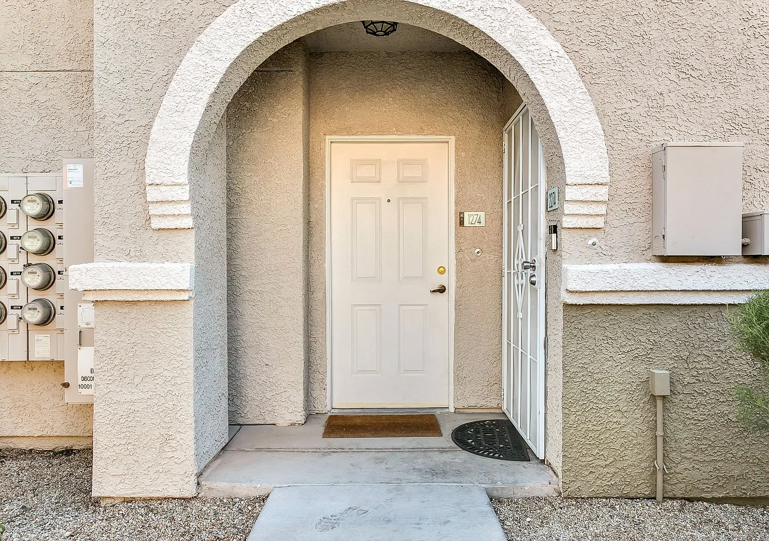 Fully Furnished/Great location 3 bedrooms 2 bath, community pool/gated in south summerlin area — Photo 3