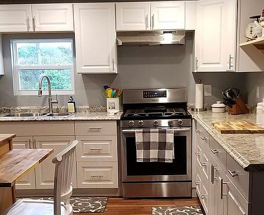 Kitchen w/o backsplash 