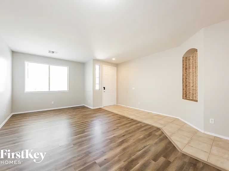 7157 W Kings Ave — Photo 4