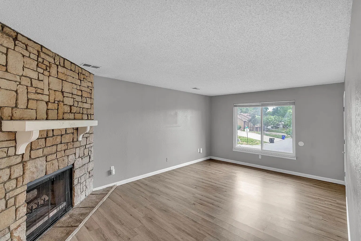 2 bed, 1000 sqft, $1,200 — Photo 3