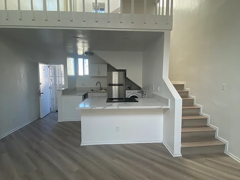 15 Ironsides St #4 — Photo 4