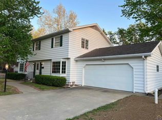 2011 SW 32nd Ter, Topeka, KS 66611