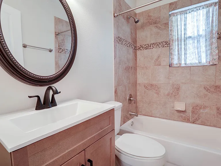 1033 N Hampton Ave — Photo 19
