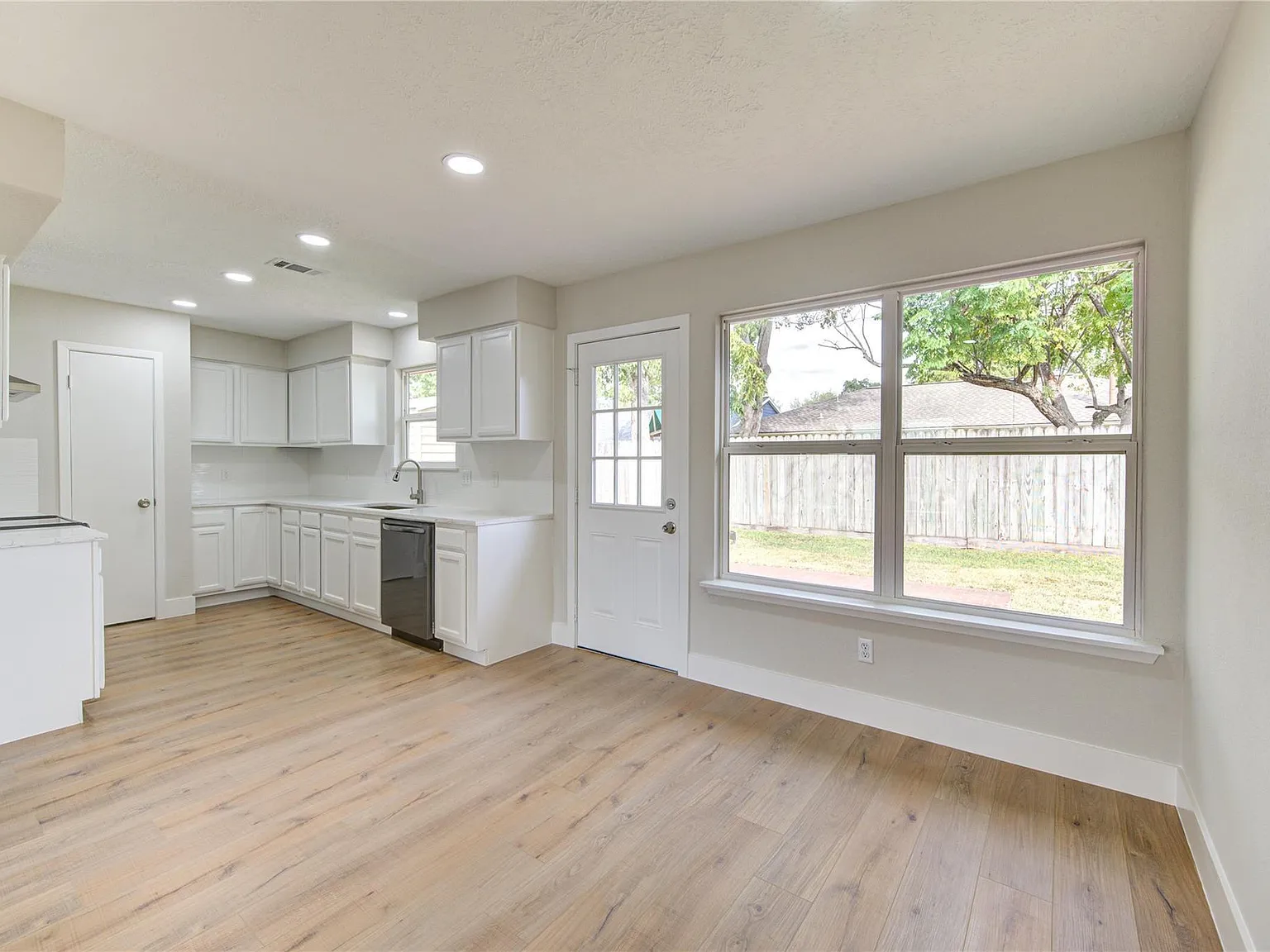 3 bed, 2.0 bath, 1406 sqft, $2,350 — Photo 3
