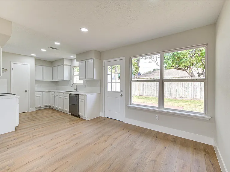 328 Meadow Wood Ct — Photo 3
