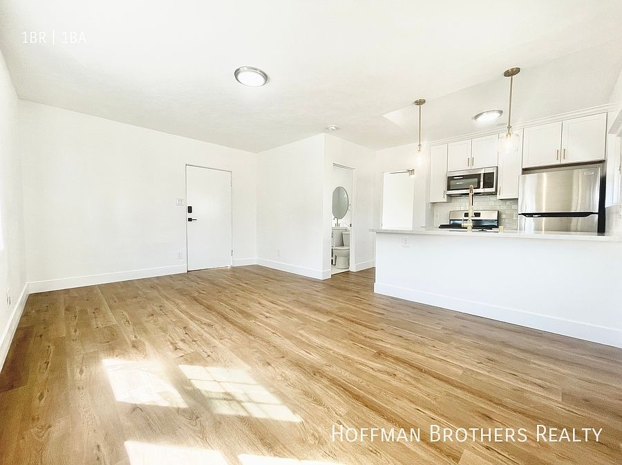 1st image of 3013 London St #1/4