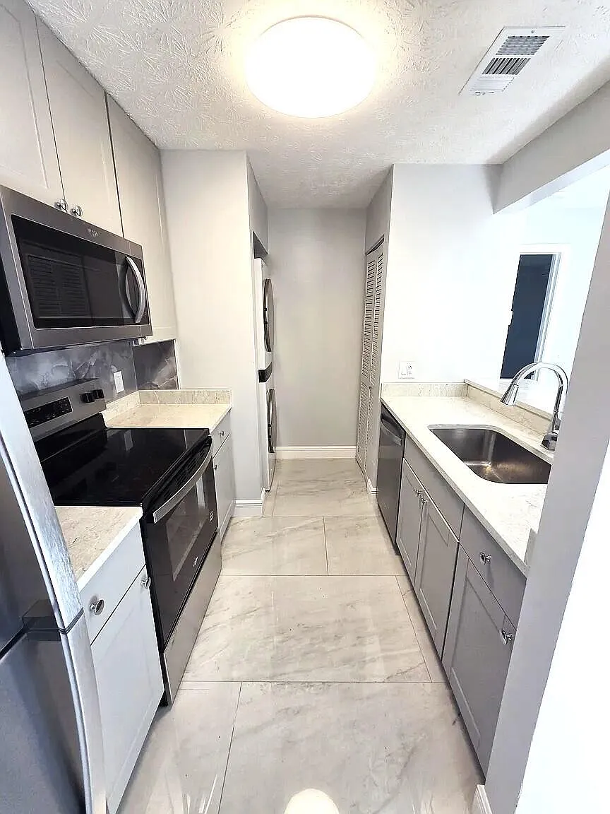 2 bed, 2.0 bath, 969 sqft, $1,900 — Photo 4