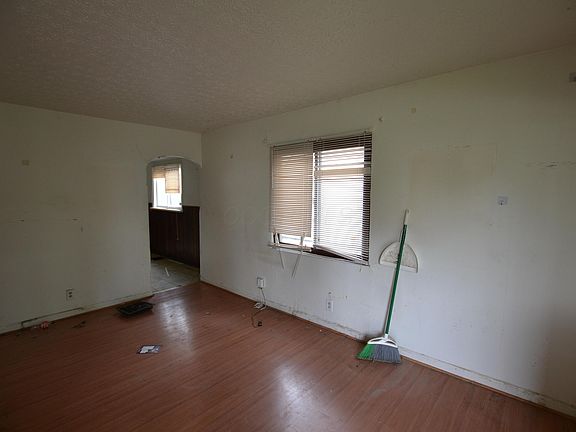 4th image of 1365 E 22nd Ave