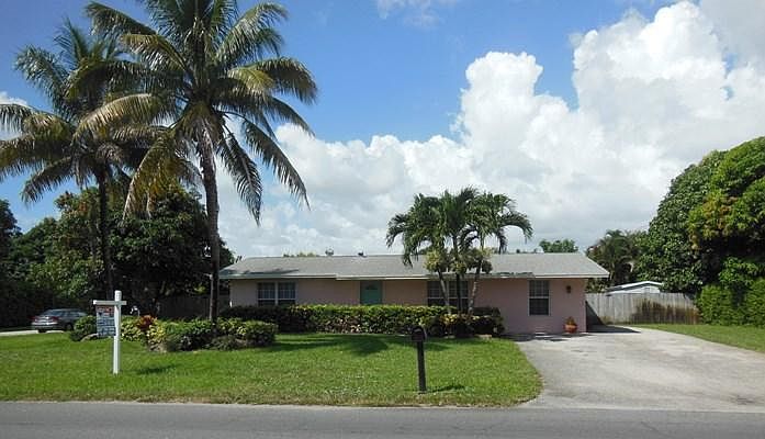 1st image of 642 Lindell Blvd