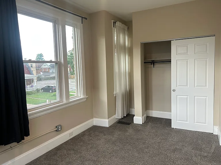 2033 Weyer Ave #B — Photo 4