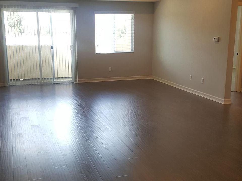 Gorgeous GIANT Living Room with Plenty of SPACE!