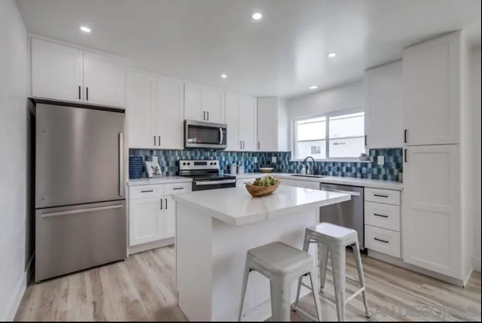 2 bed, 700 sqft, $3,395 — Photo 1