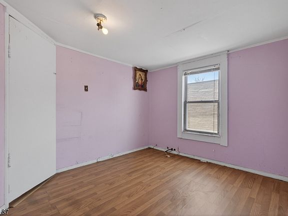 4th image of 238 Myrtle Ave
