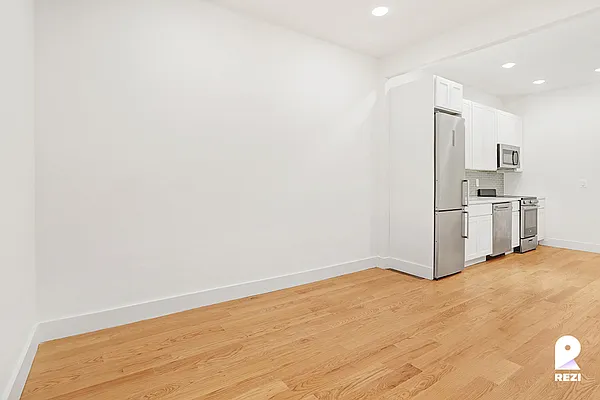 Rented by REZI | media 12