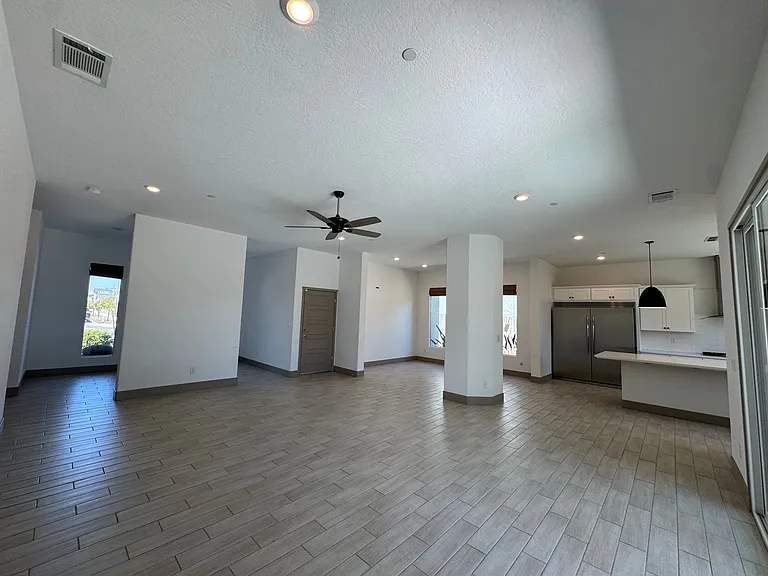 2637 W Andrew Ln — Photo 5