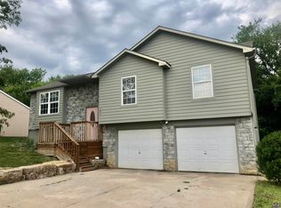 103 Twin Cedar St, Tonganoxie, KS 66086