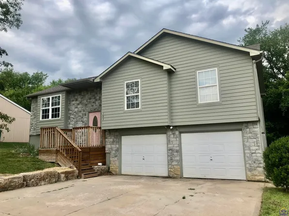 103 Twin Cedar St, Tonganoxie, KS 66086