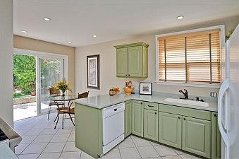 Kitchen :: 811 Hillcrest Blvd.