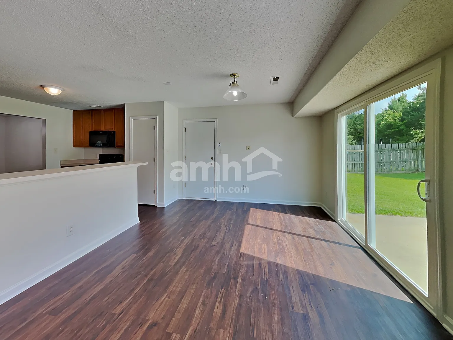 3 bed, 2.5 bath, 2124 sqft, $2,220 — Photo 4