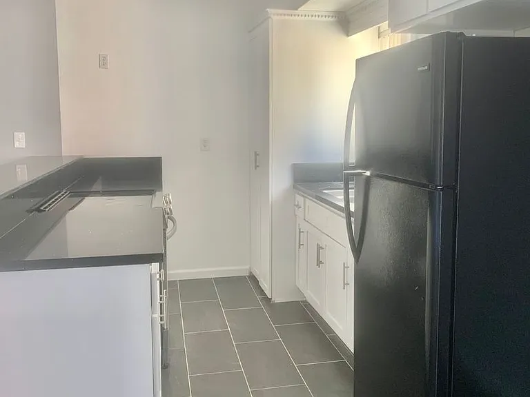 324 S Saint Andrews Pl — Photo 2