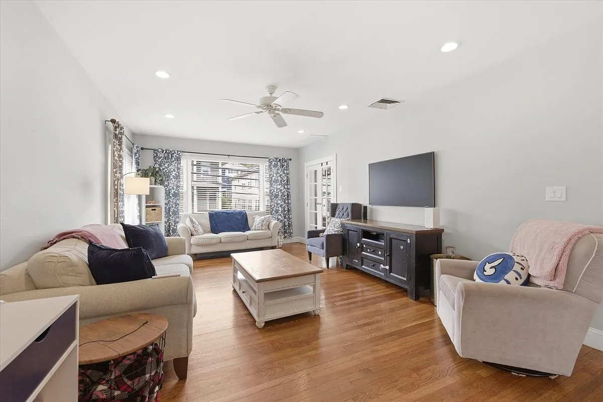 3 bed, 1635 sqft, $3,800 — Photo 2