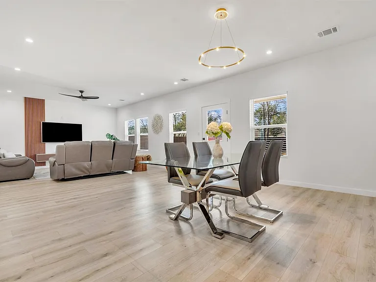 2307 Lathan Ln — Photo 11