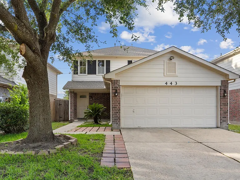 443 Willow West Dr — Photo 1