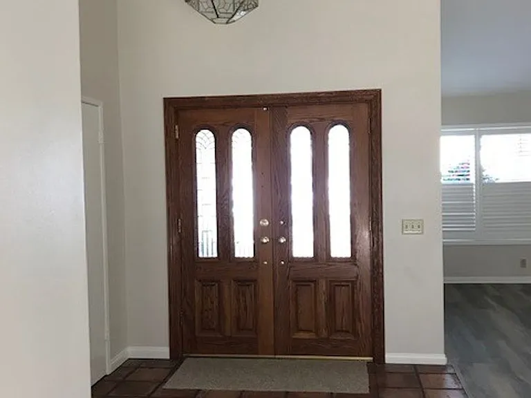 157 N Linden Dr — Photo 2