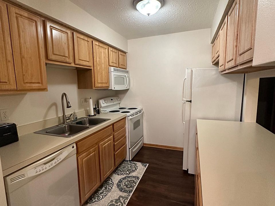 1st image of 15815 Lakeside Dr APT 4