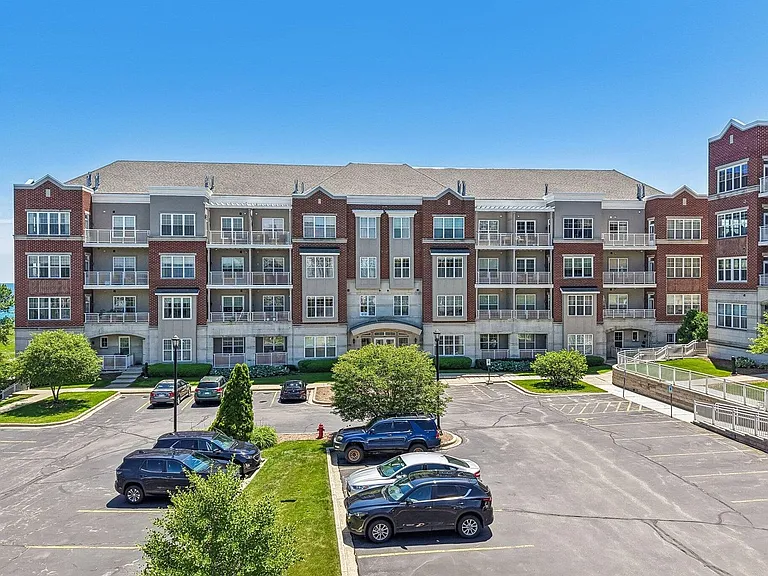 3872 S Lake Dr #402 — Photo 2