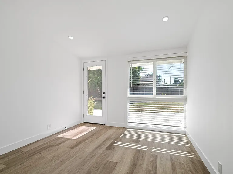 6445 Oakdale Ave — Photo 12