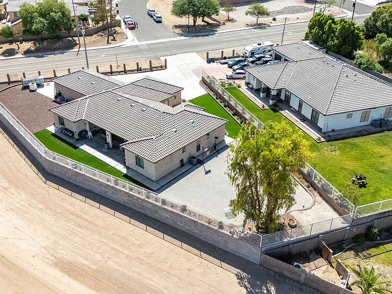 2070 S Araby Rd — Photo 3
