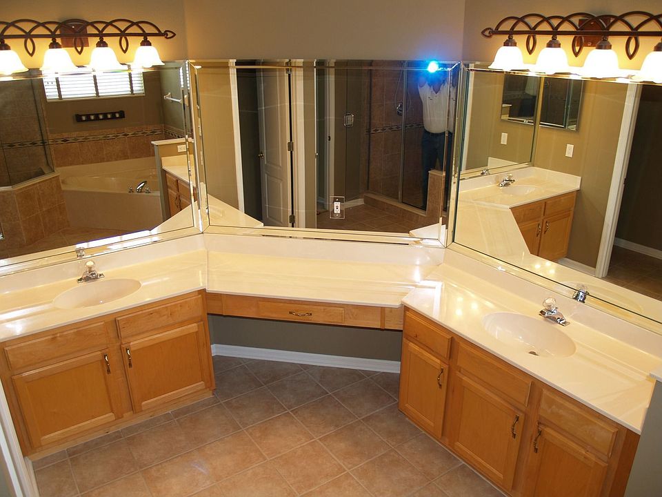 Huge master bath with double vanity and make-up vanity